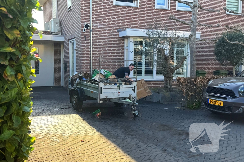 Bewoners starten met blussen van brandende aanhanger