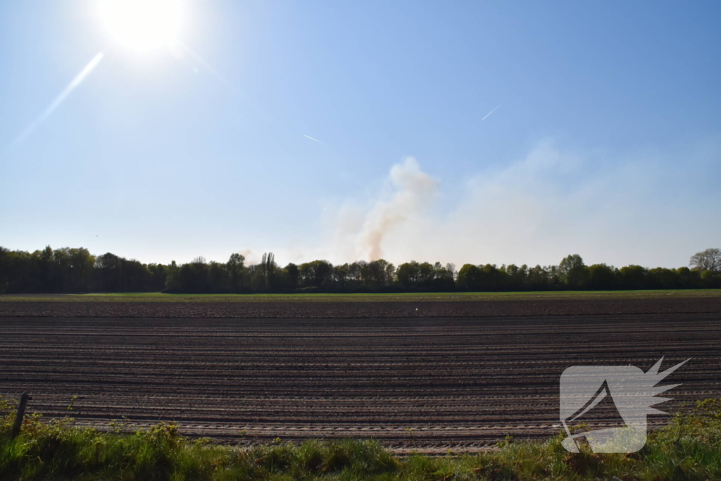 Verschillende hulpdiensten assisteren bij grote bosbrand
