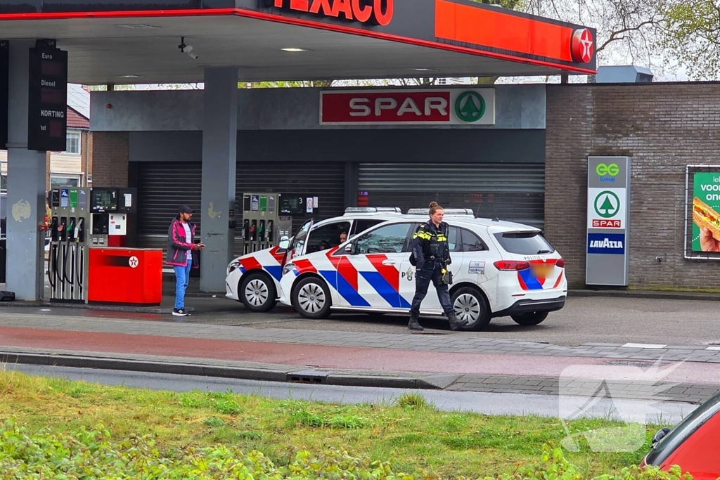 Flinkbezorger aangereden op rotonde