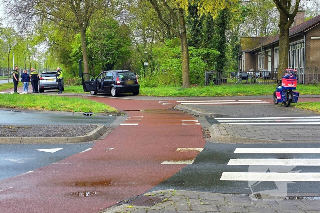 Flinkbezorger aangereden op rotonde