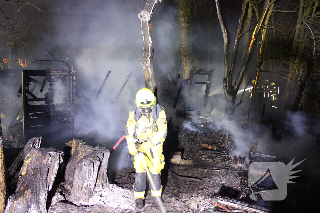 Brandweer zet meerdere voertuigen in voor brand in een gebouw