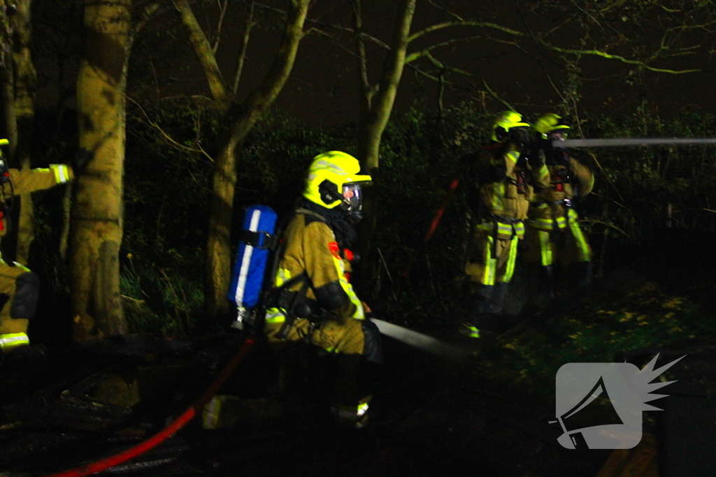 Brandweer zet meerdere voertuigen in voor brand in een gebouw