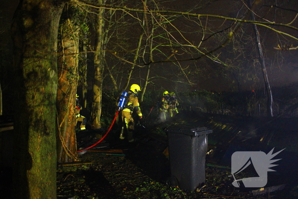 Brandweer zet meerdere voertuigen in voor brand in een gebouw