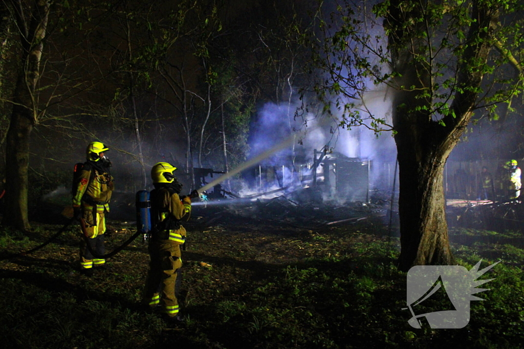 Brandweer zet meerdere voertuigen in voor brand in een gebouw
