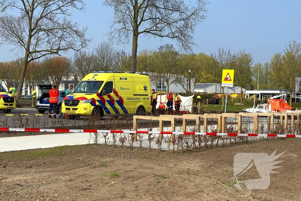 Persoon overleden na te water raken met auto