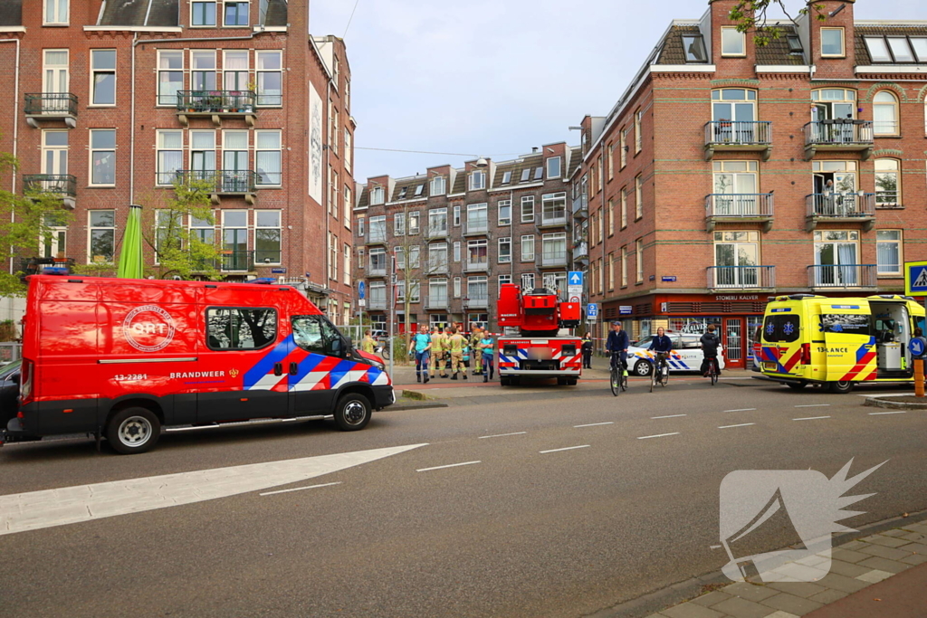 Brandweer haalt persoon van dak