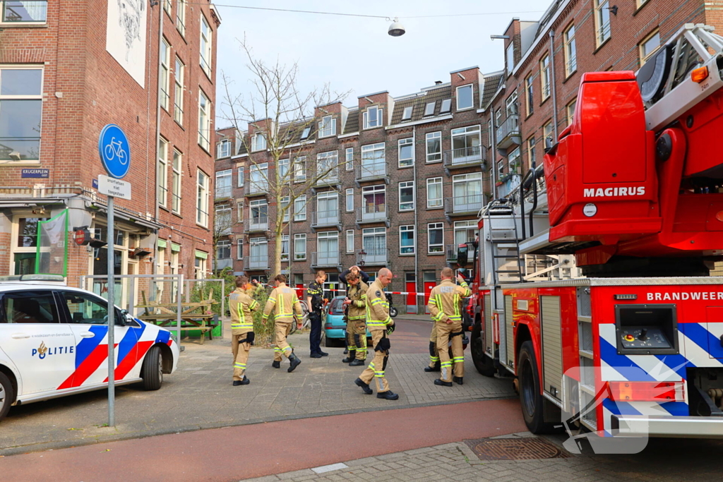 Brandweer haalt persoon van dak