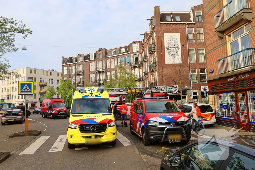 Brandweer haalt persoon van dak