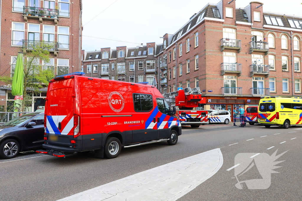 Brandweer haalt persoon van dak