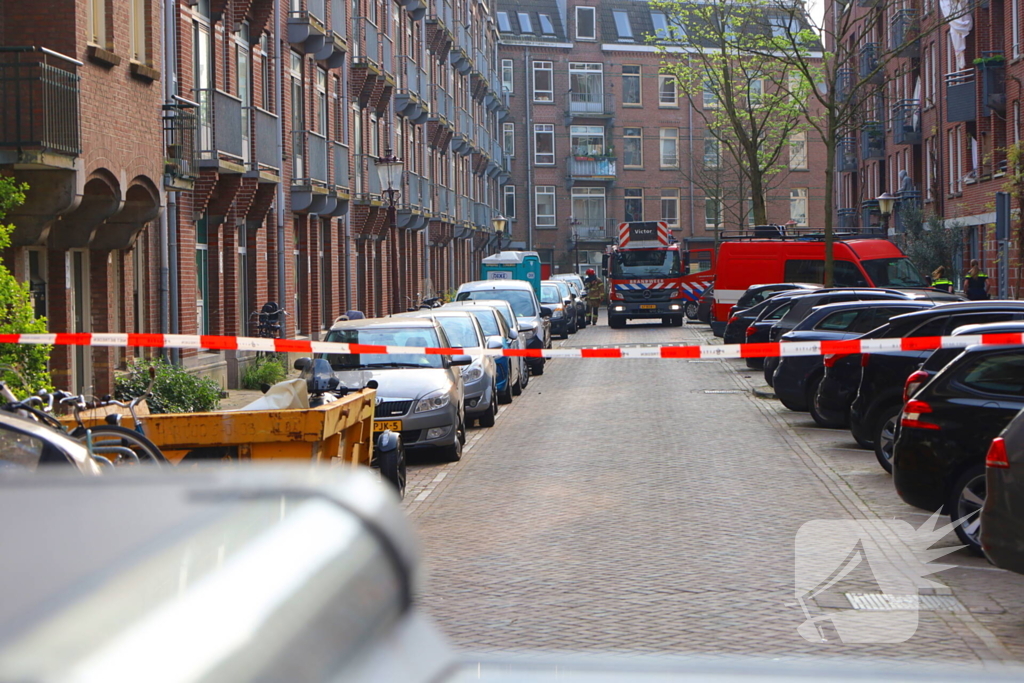 Brandweer haalt persoon van dak