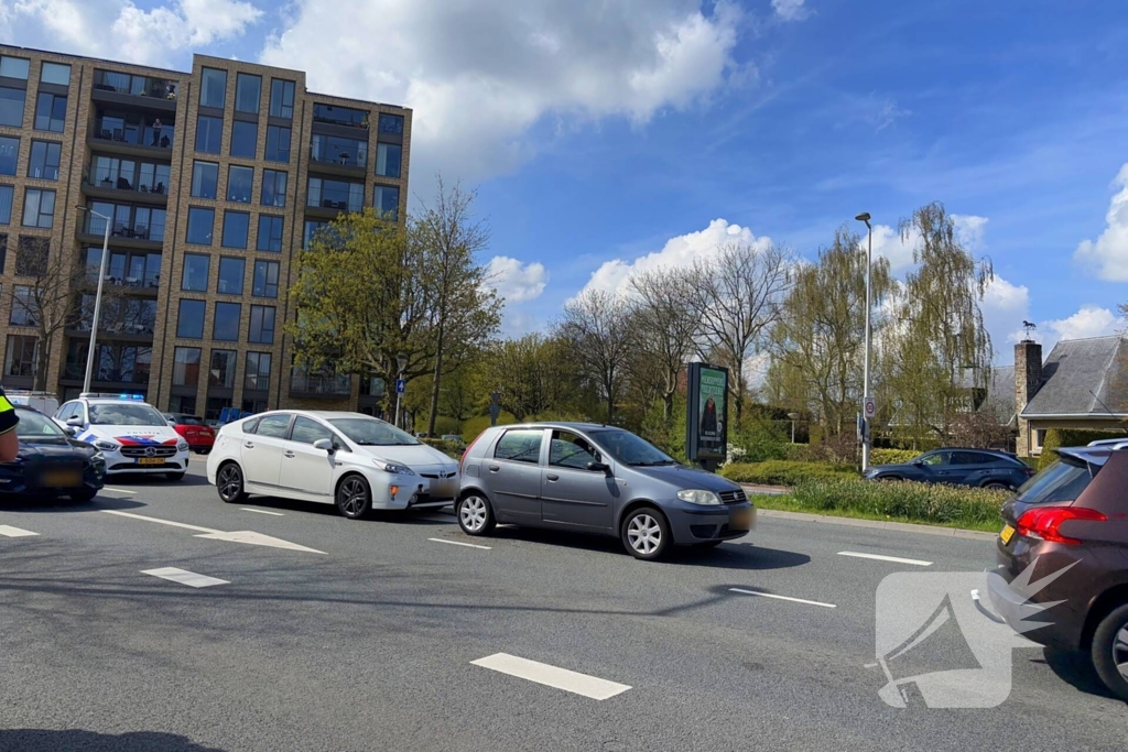 Kopstaart botsing tussen twee voertuigen