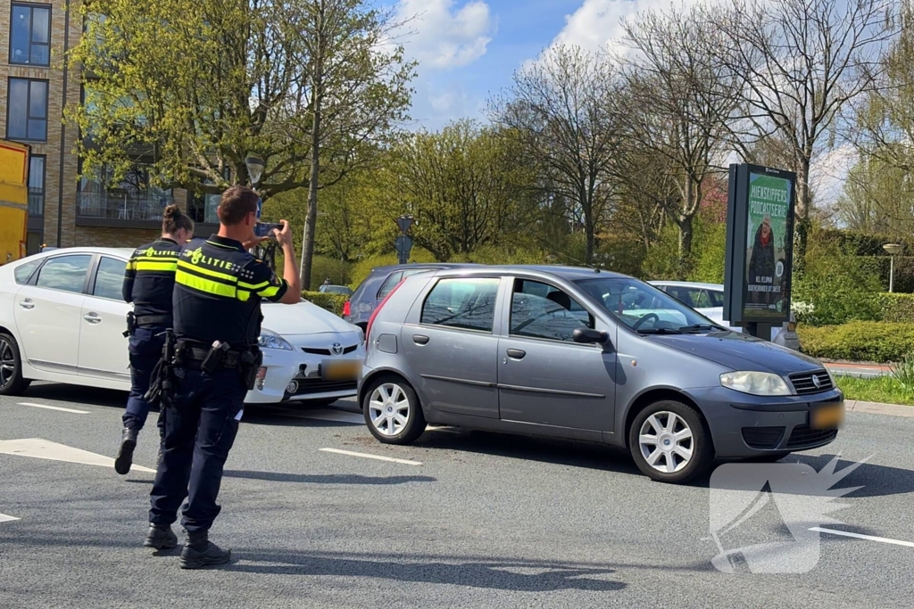 Kopstaart botsing tussen twee voertuigen