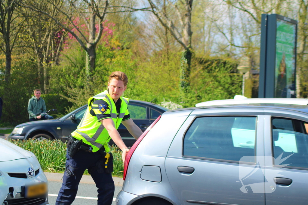 Kopstaart botsing tussen twee voertuigen