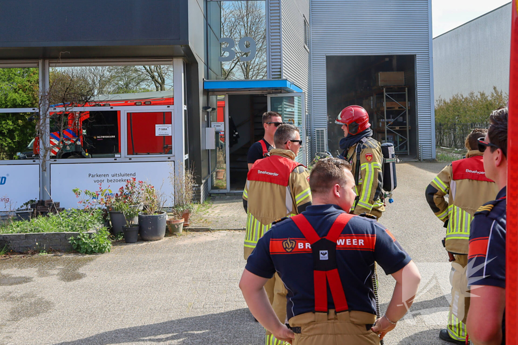 Brandweer heeft brand in bedrijfspand snel onder controle