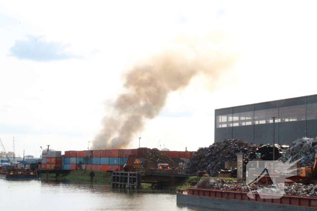 Veel rookontwikkeling bij grote brand in container