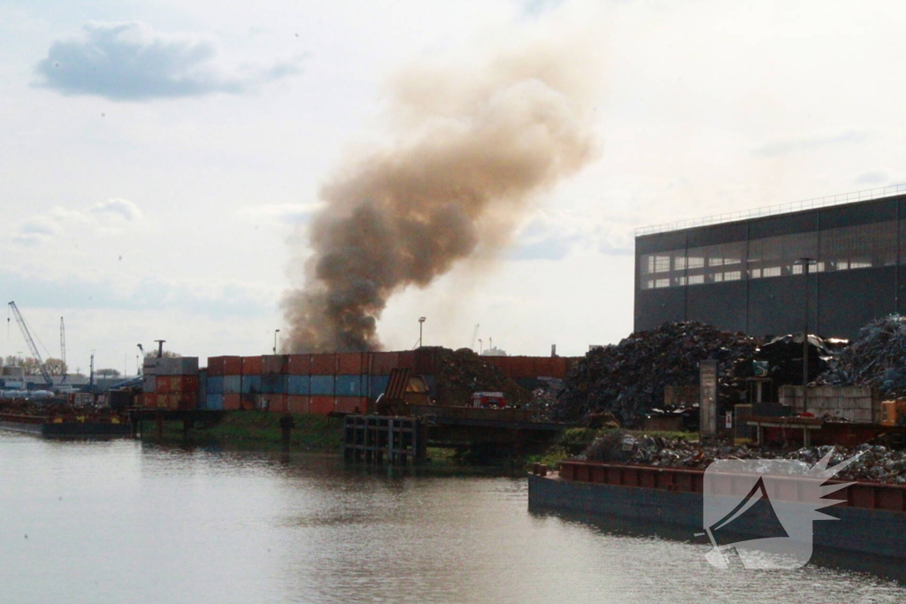Veel rookontwikkeling bij grote brand in container