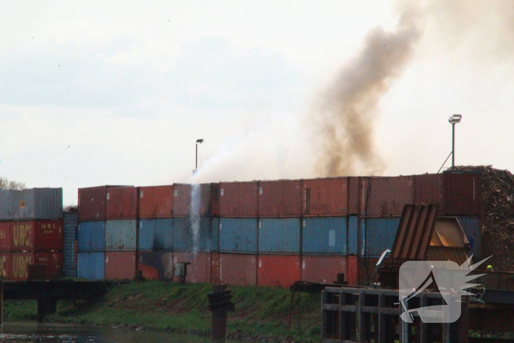 Veel rookontwikkeling bij grote brand in container