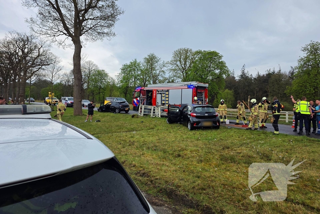 Flinke aanrijding op kruising tussen twee voertuigen