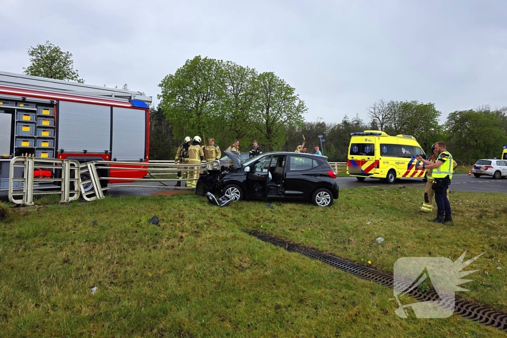 Flinke aanrijding op kruising tussen twee voertuigen