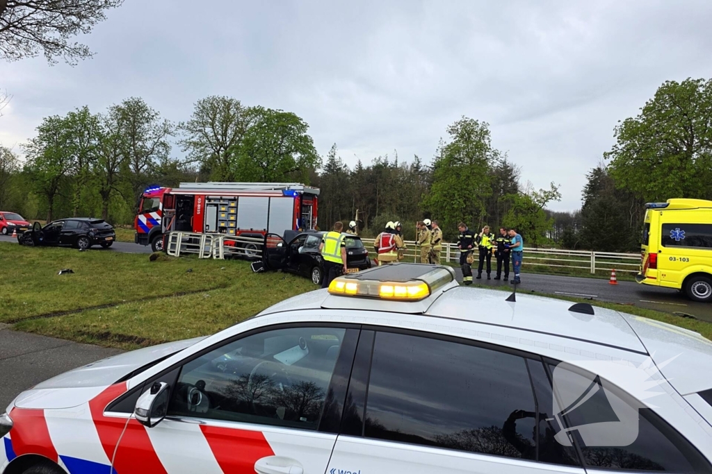 Flinke aanrijding op kruising tussen twee voertuigen