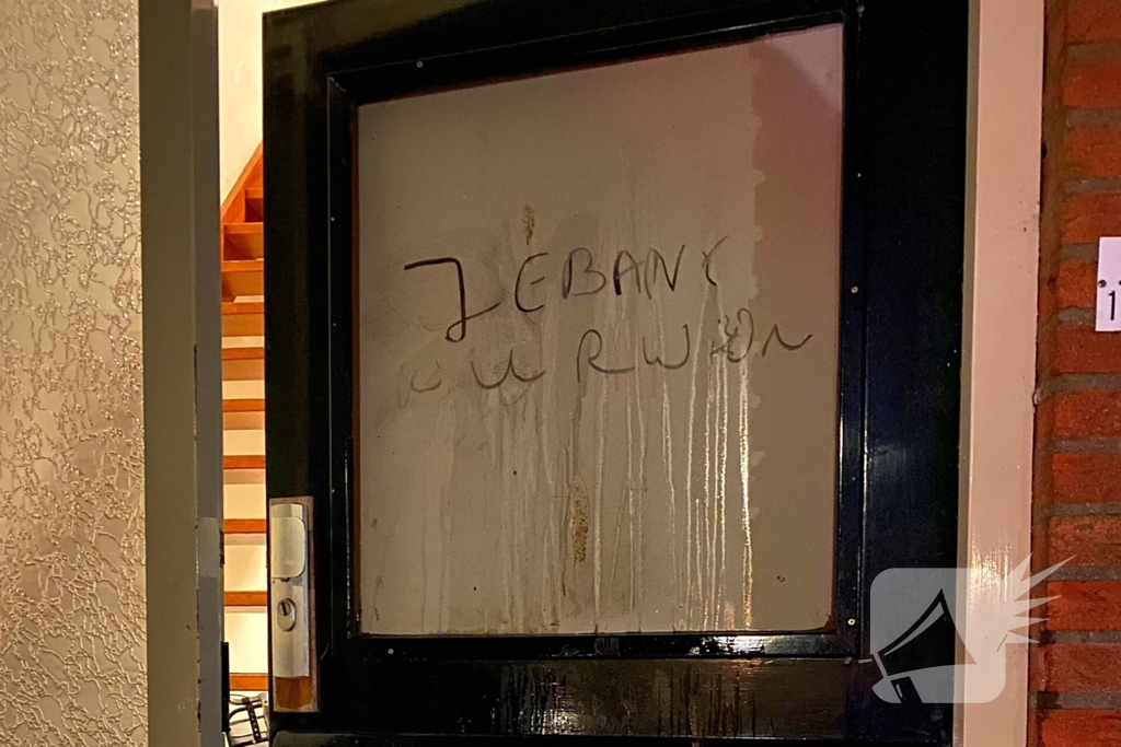 Hulpverleners treffen tekst op woning aan na melding