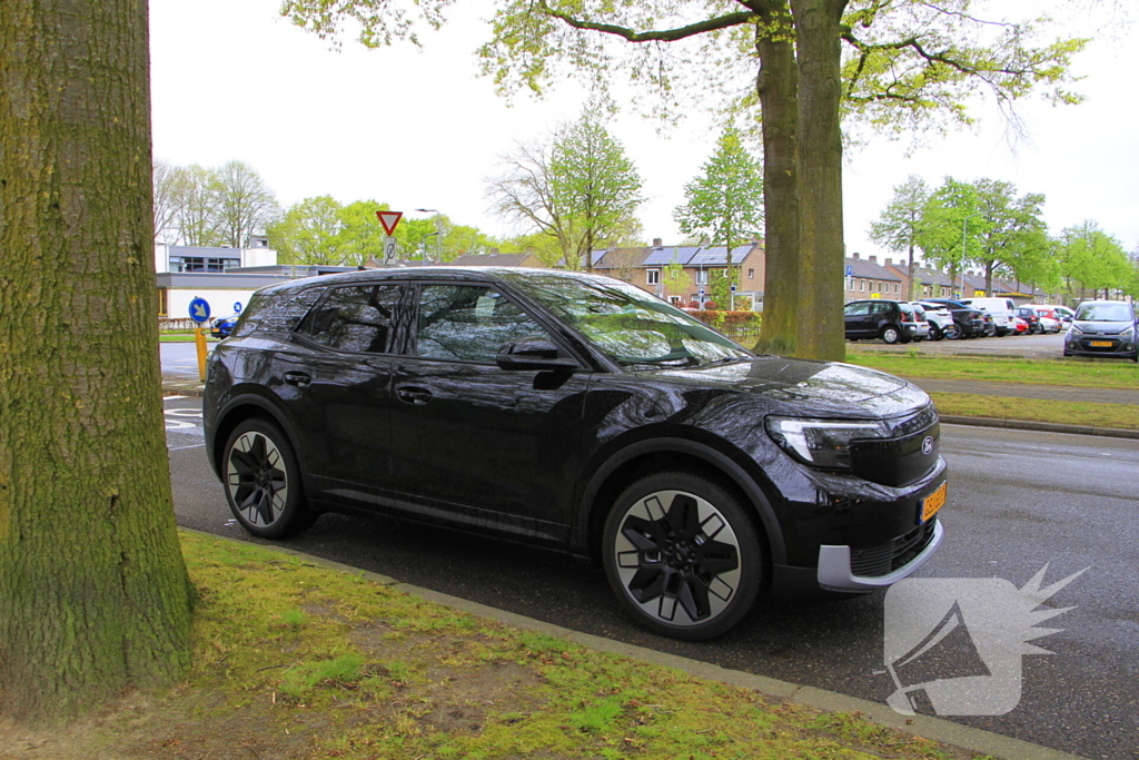 Scholier aangereden op rotonde door automobilist