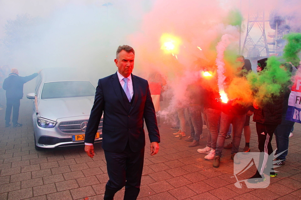 Suppoters nemen afscheid van Leo Beenhakker