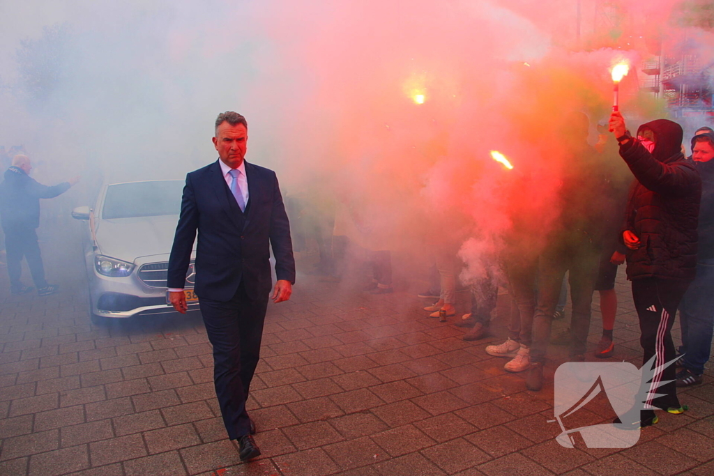 Suppoters nemen afscheid van Leo Beenhakker