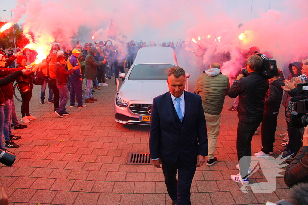 Suppoters nemen afscheid van Leo Beenhakker