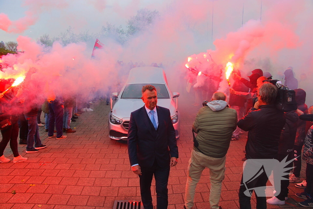 Suppoters nemen afscheid van Leo Beenhakker