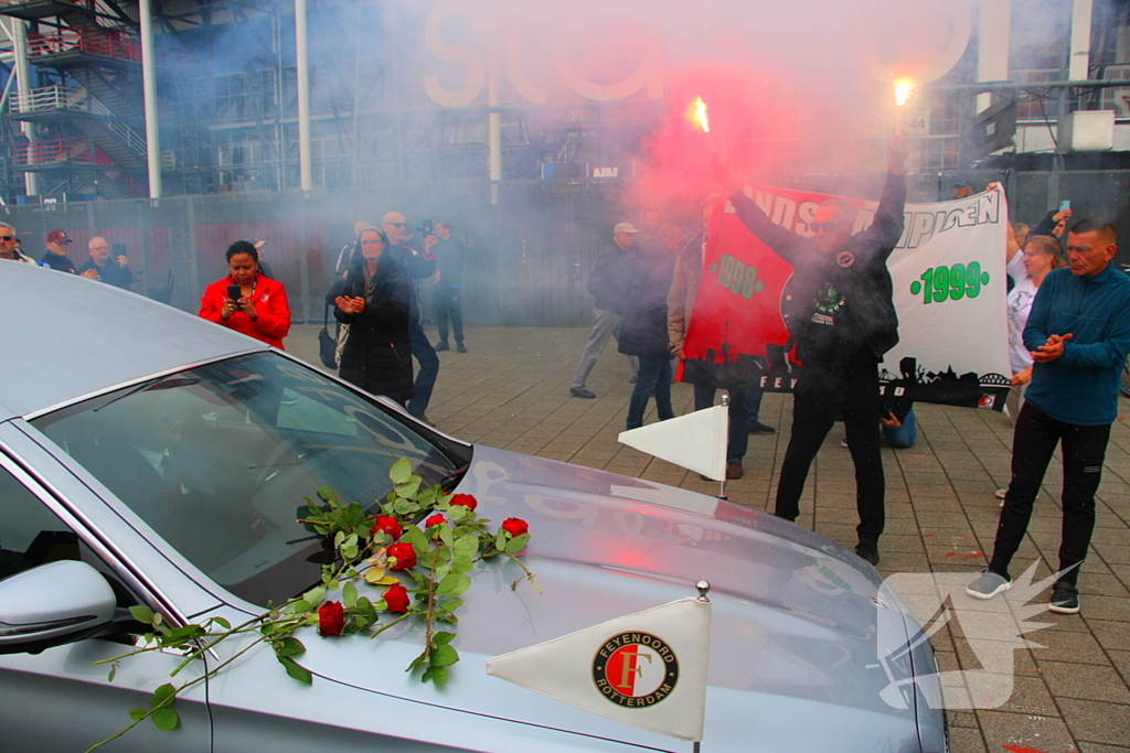 Suppoters nemen afscheid van Leo Beenhakker
