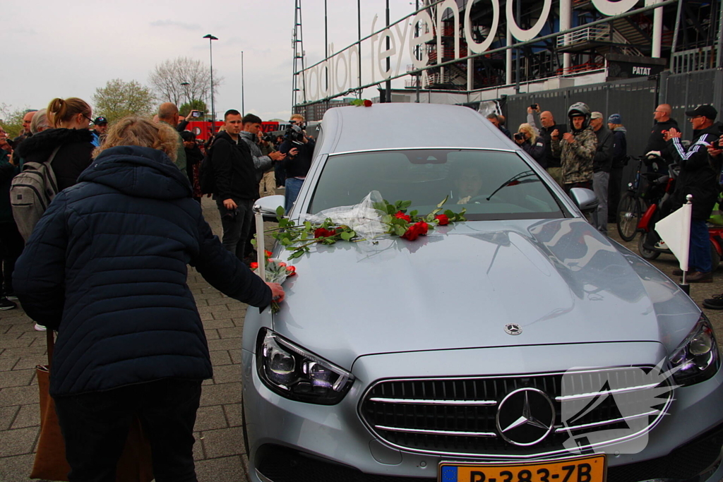 Suppoters nemen afscheid van Leo Beenhakker
