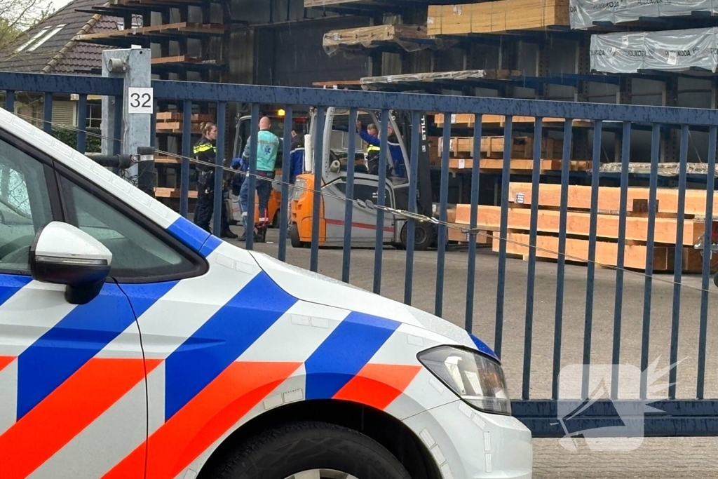 Persoon zwaargewond bij ongeval met heftruck