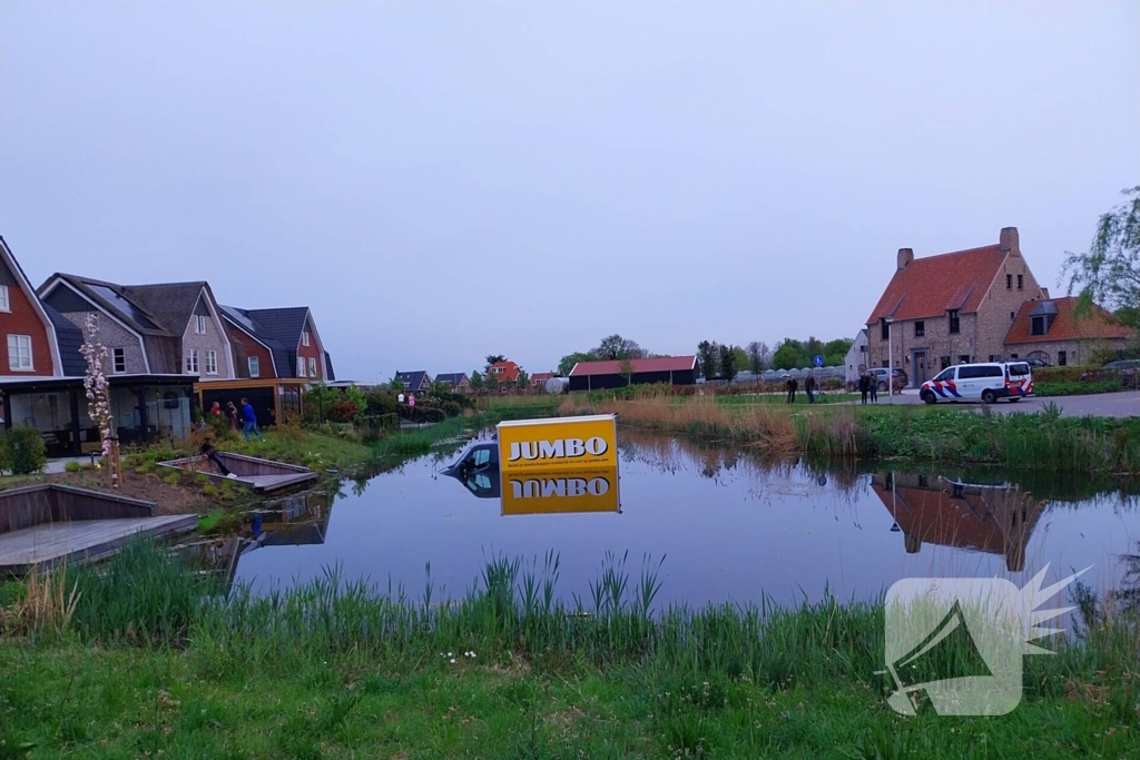 Bedrijfsbus belandt in vijver