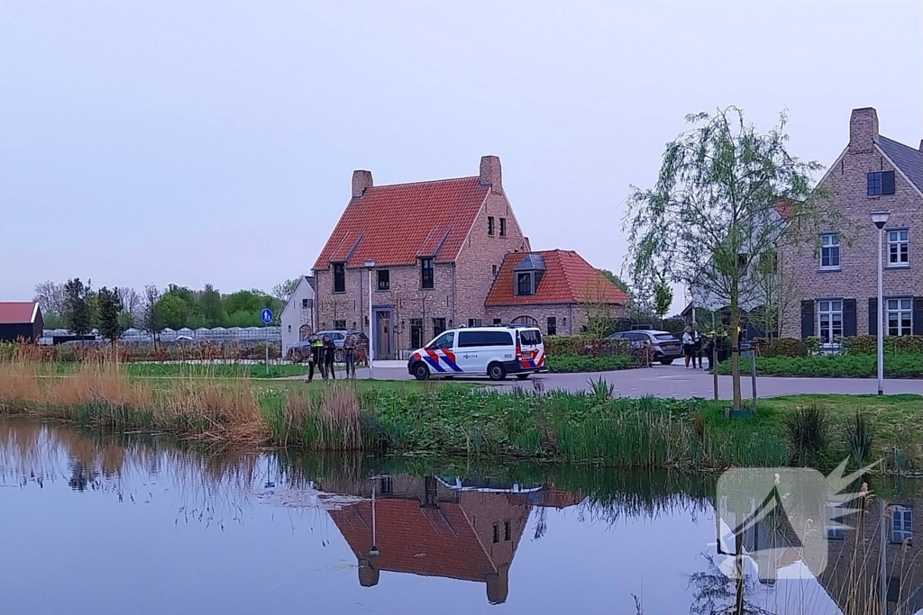Bedrijfsbus belandt in vijver