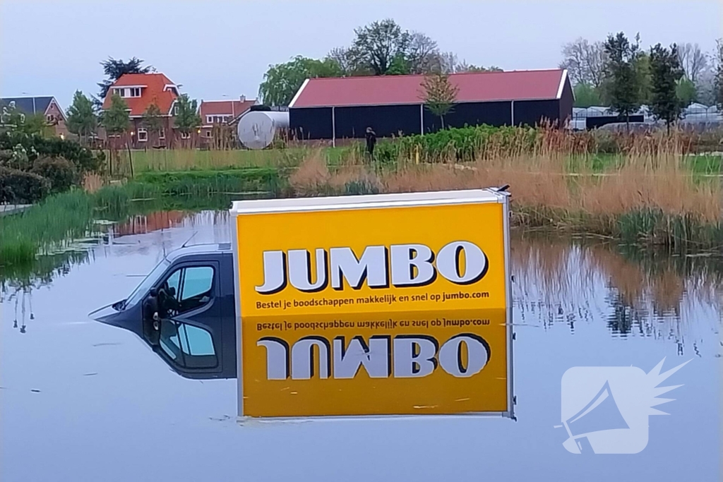 Bedrijfsbus belandt in vijver