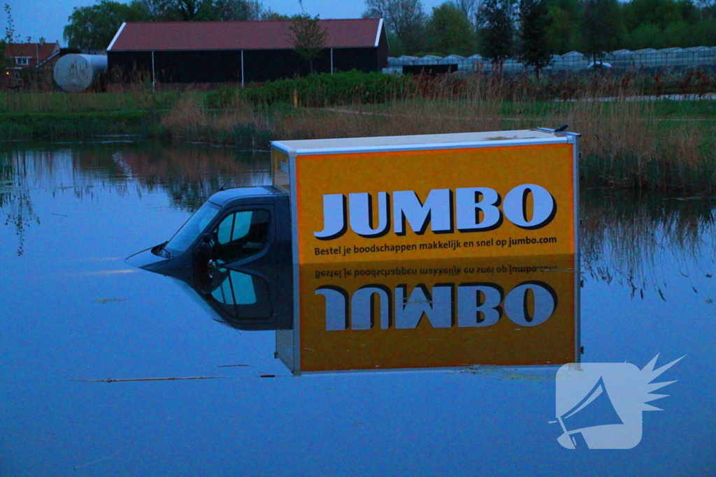 Bedrijfsbus belandt in vijver