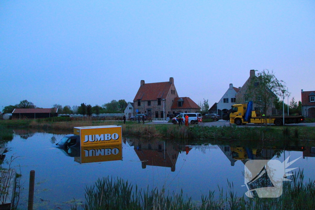 Bedrijfsbus belandt in vijver