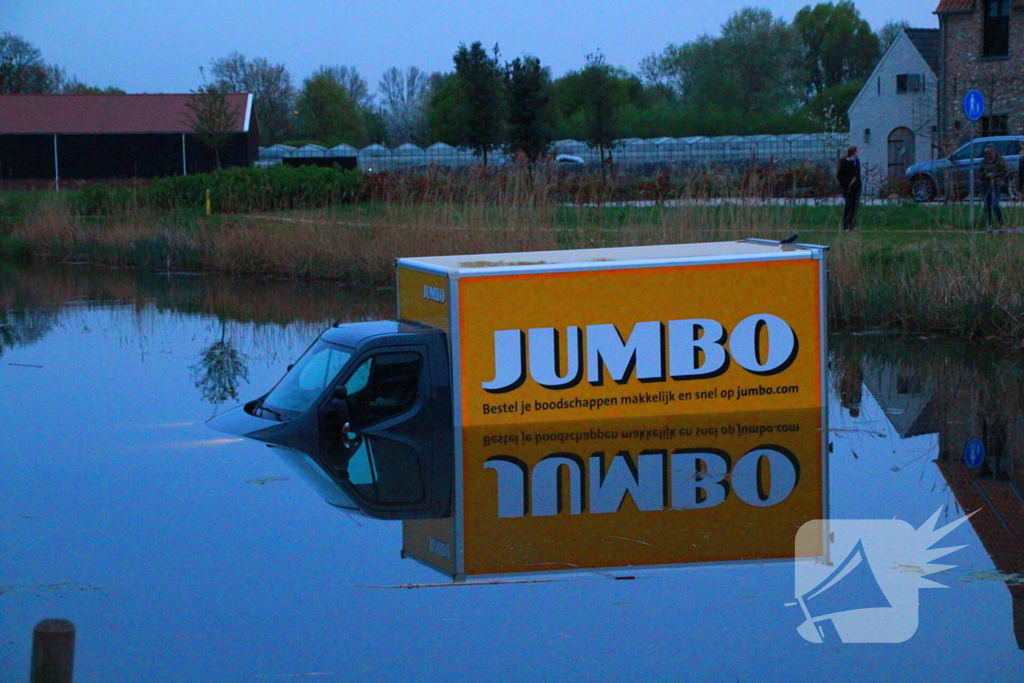 Bedrijfsbus belandt in vijver