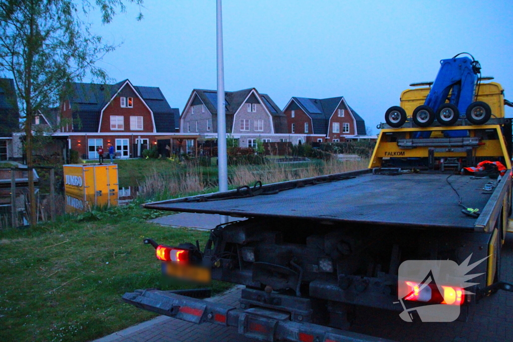 Bedrijfsbus belandt in vijver