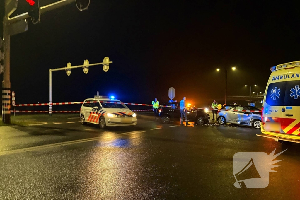 Veel schade na aanrijding op kruising