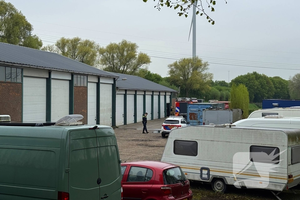 Meerdere brandweer eenheden ingezet voor brand in loods