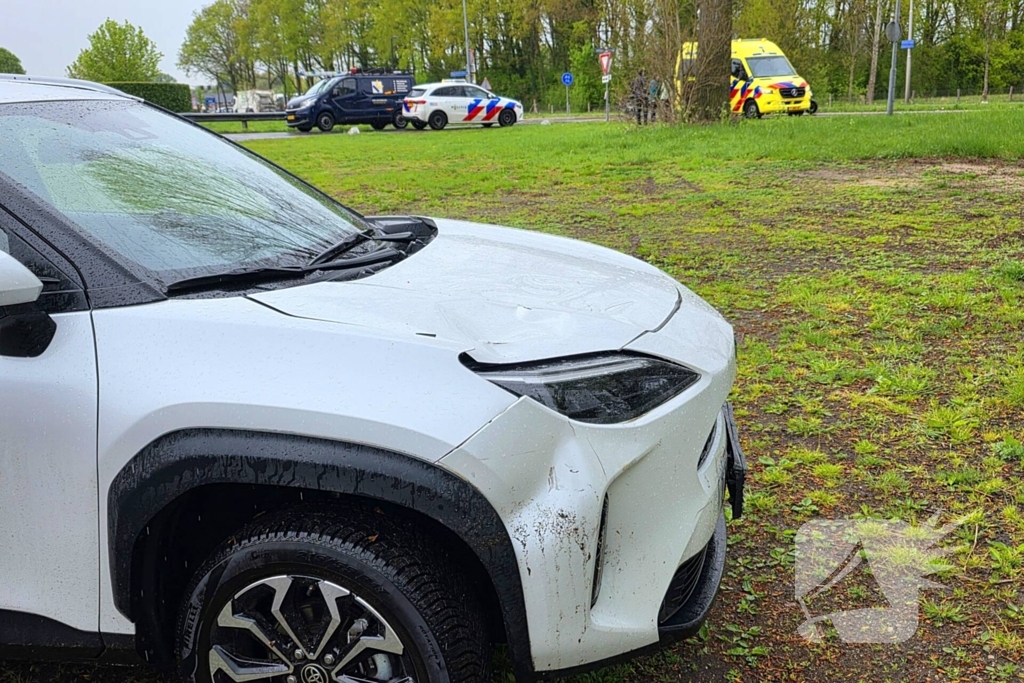 Fietser en automobilist botsen op t splitsing