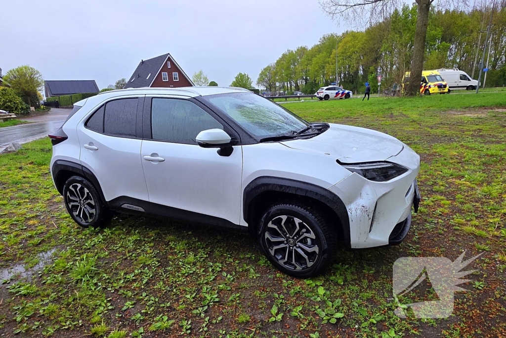 Fietser en automobilist botsen op t splitsing