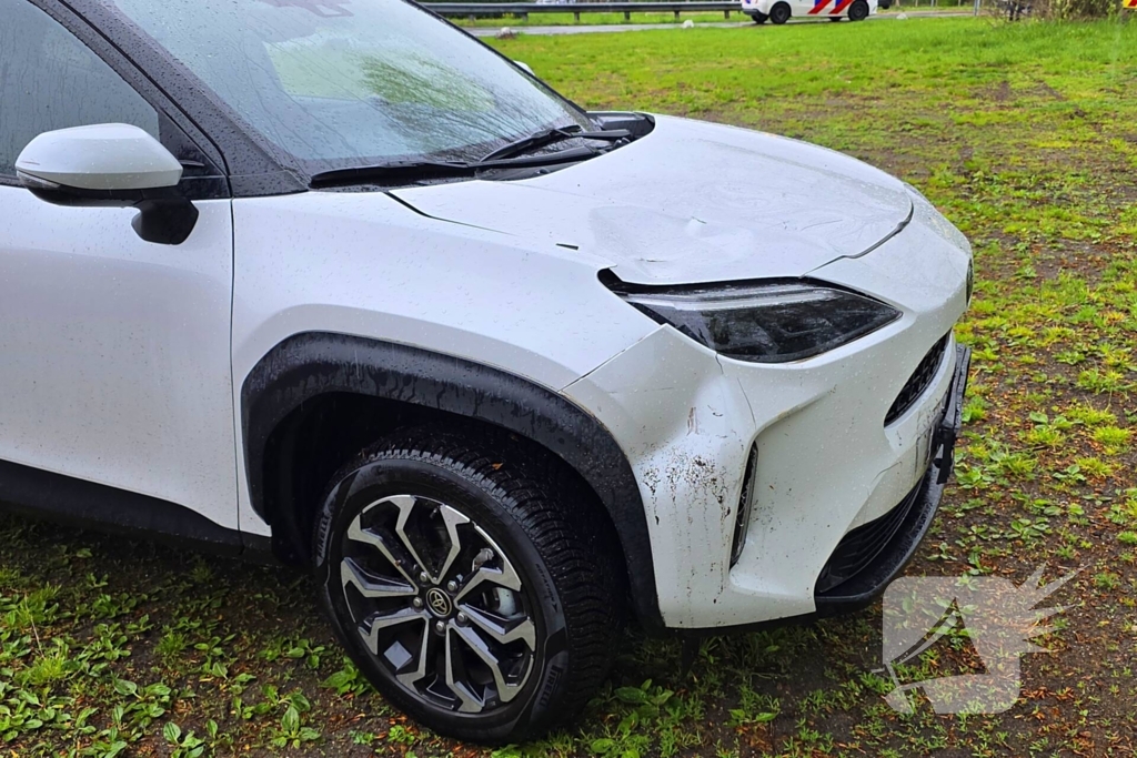 Fietser en automobilist botsen op t splitsing