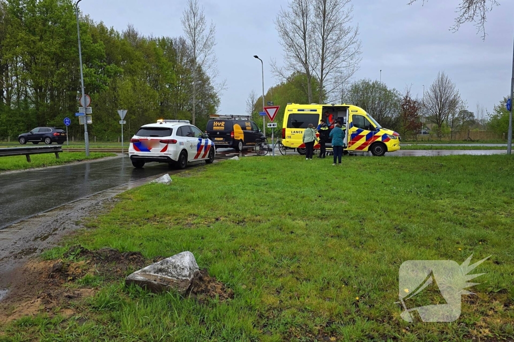 Fietser en automobilist botsen op t splitsing