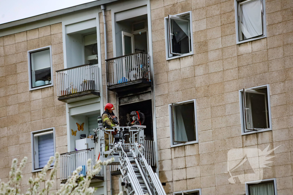 Woning zwart geblakerd na felle brand