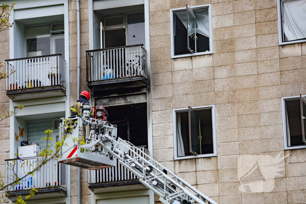 Woning zwart geblakerd na felle brand