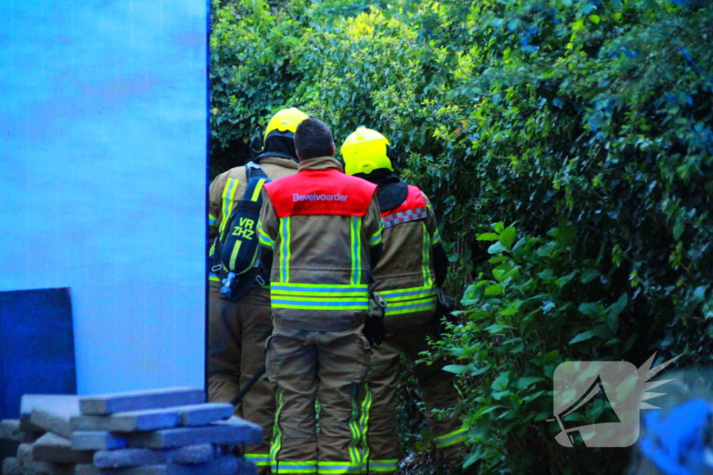 Brand in coniferen haag snel onder controle door snelle inzet