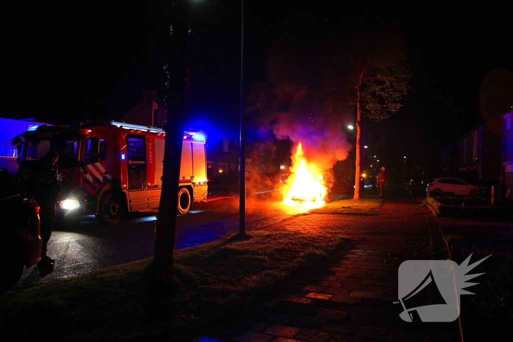 Meerdere explosies tijdens autobrand